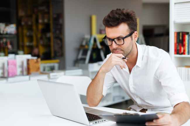 man on laptop reading blog